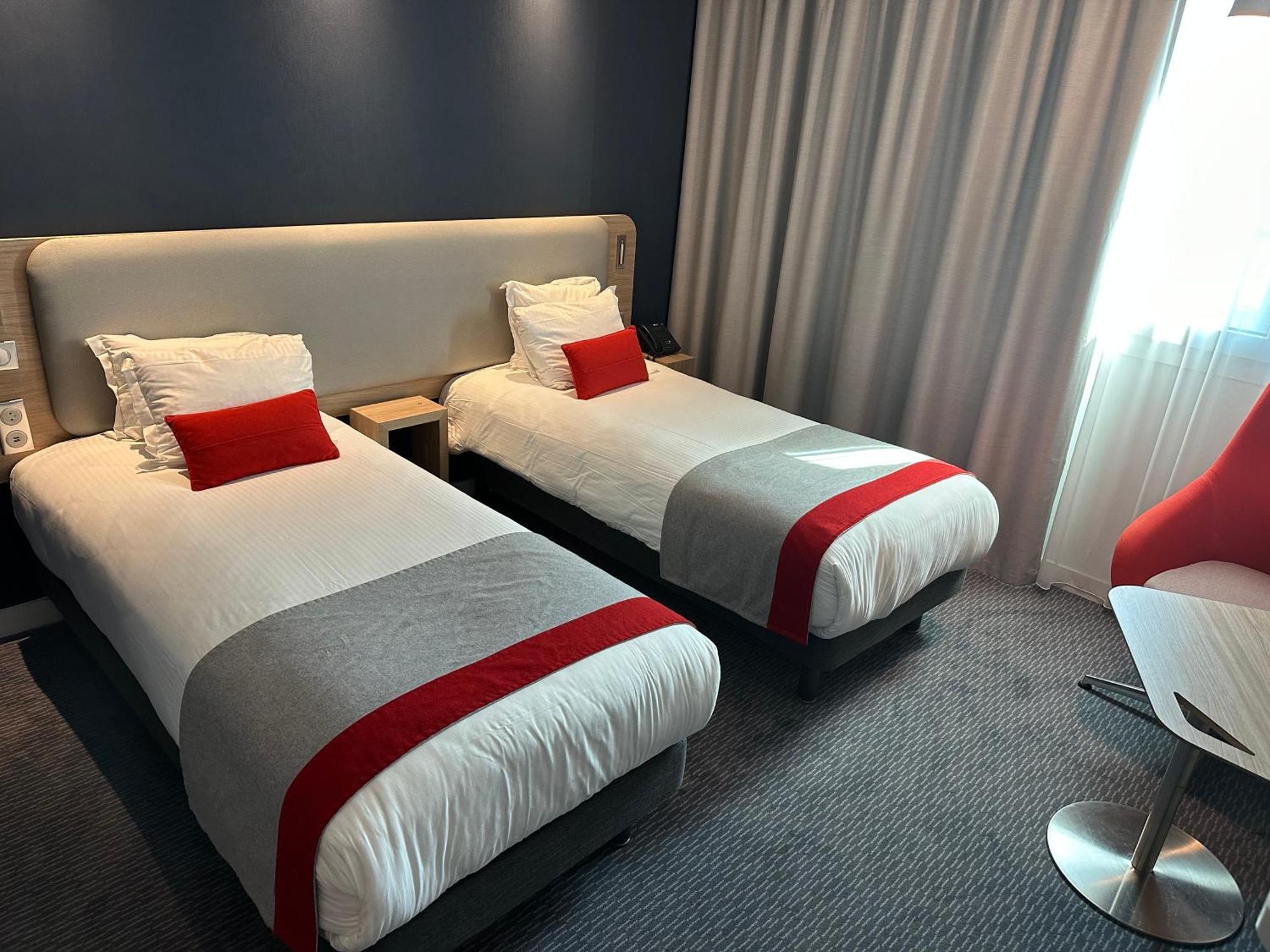 Holiday Inn Express Paris - Velizy By Ihg Bagian luar foto